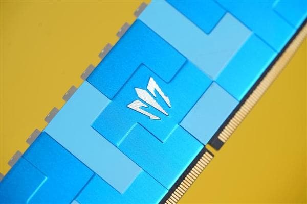 DDR5内存条安装教程：如何通过凹槽辨别正反面