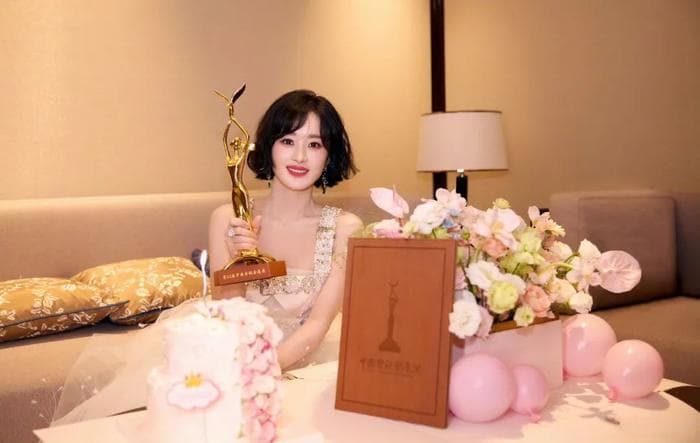 从质疑到封后：赵丽颖凭《风吹半夏》再摘金鹰奖