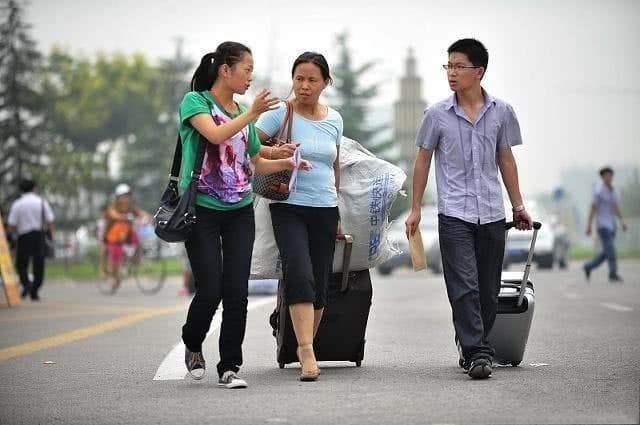 供一个大学生读完四年，需要花费多少钱？很多人都超10万！