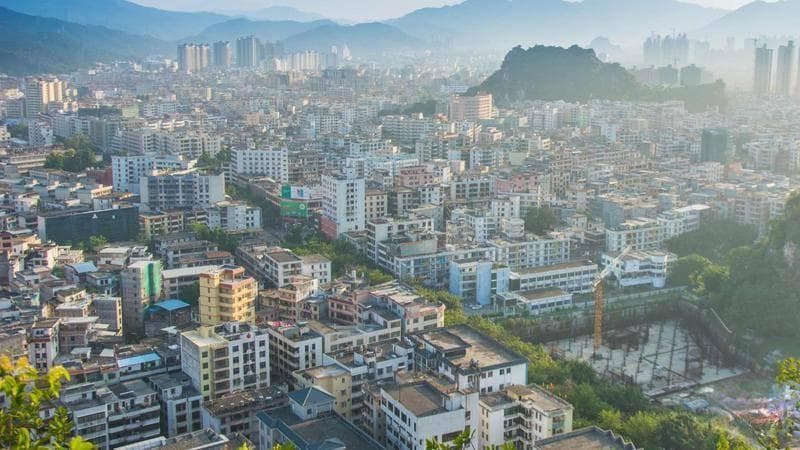 如何分析新兴城市的房产市场？这种分析需要关注哪些要点？