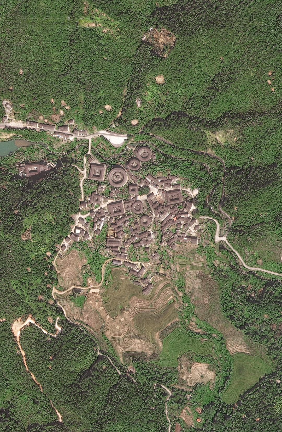 福建土楼：藏在青山绿水间的建筑奇迹