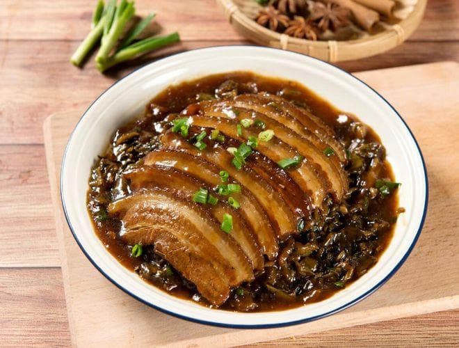 家的味道：梅菜扣肉的传统魅力与制作艺术！