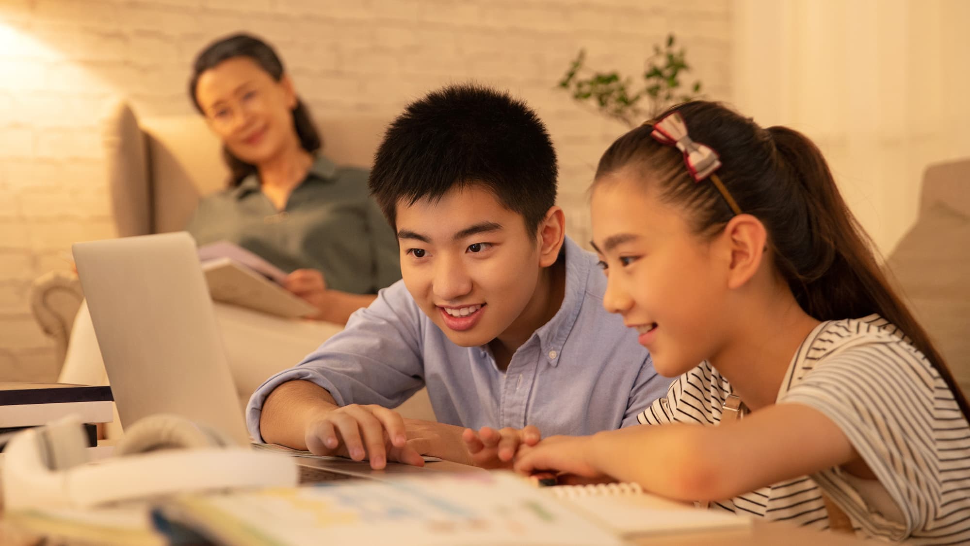 从银行账户到网络安全：青少年理财入门指南