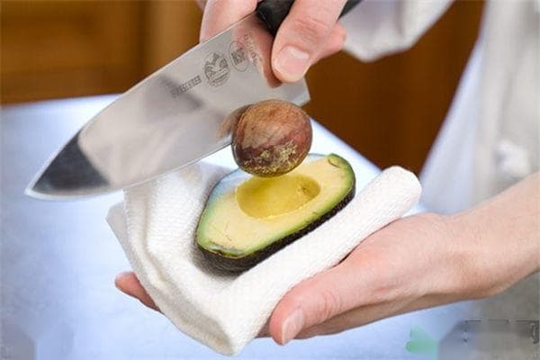 牛油果怎么切？牛油果怎么吃图解