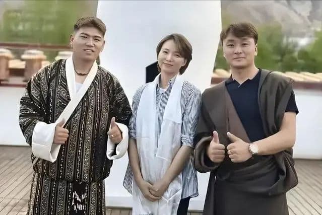 董卿拉萨宣传节目，朱迅因病暂别后首现公众