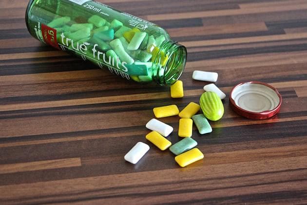 口香糖粘在衣物上如何弄掉 香口胶粘在头发怎样洗掉