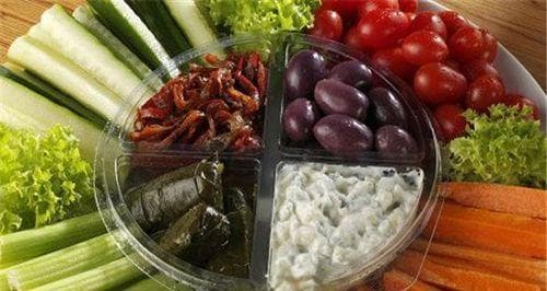 如何正确挑选宠物食品：从原材料到添加剂，全方位解读宠物食品的选择技巧