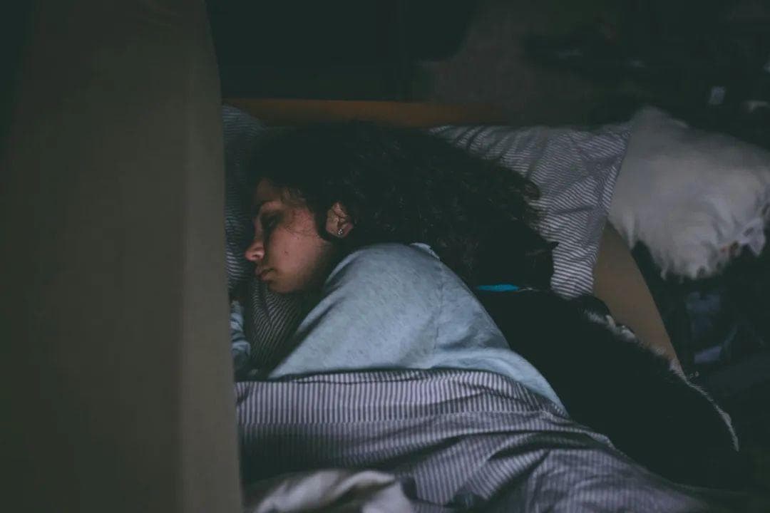 房间越黑睡得越香？