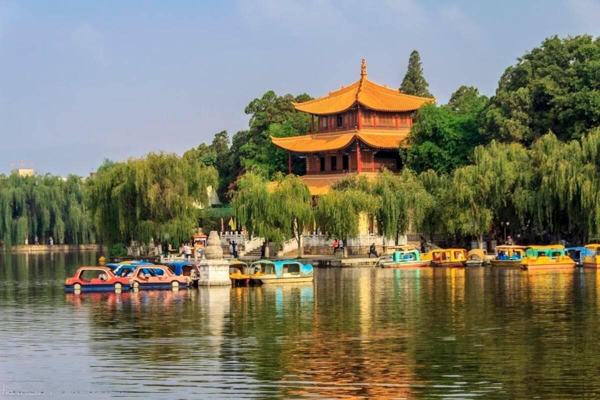 “四季无寒暑，一雨便成秋”是哪座城市的气候特点？昆明还是北京