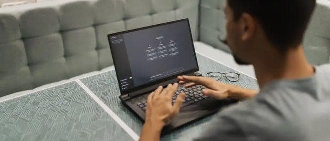 ChatGPT对就业市场的影响：研究揭示AI取代效应的"拐点"理论