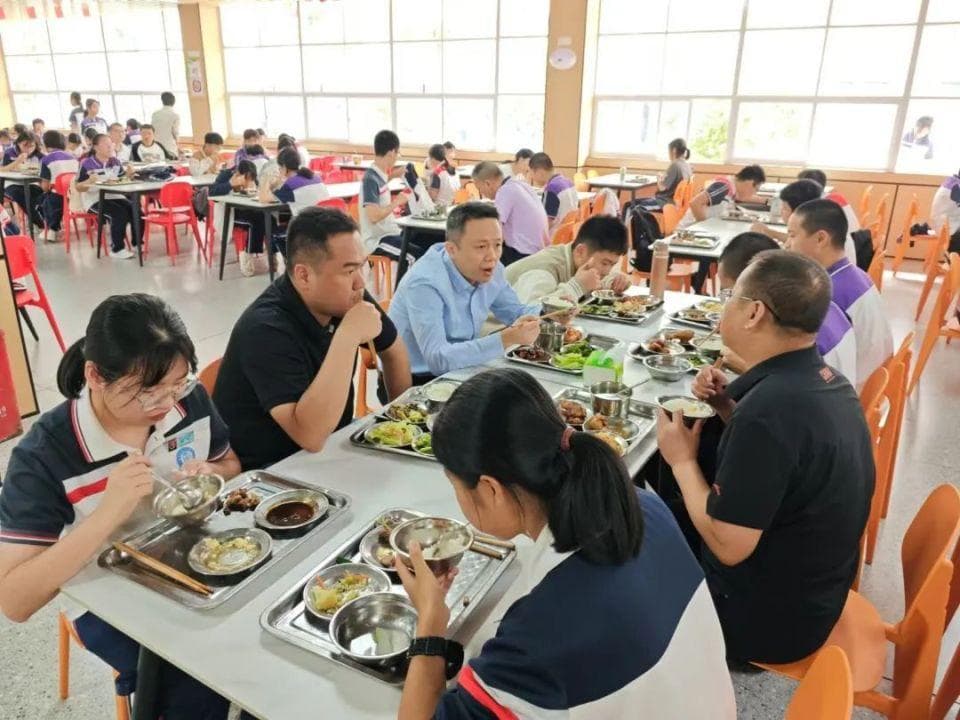 福州推行局长陪餐制：每月至少一次，强化校园食品安全监管