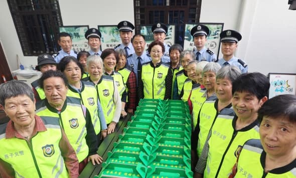 “老高要退休了！” 来话别的大妈把警务室快挤爆了