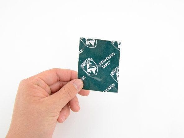 用修复胶带给巴塔哥尼亚羽绒服打补丁