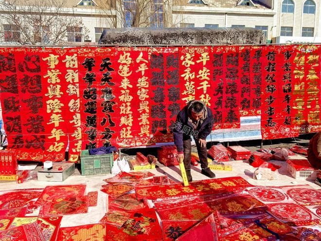 2025年贴春联全攻略：最佳时间与六大贴法要点