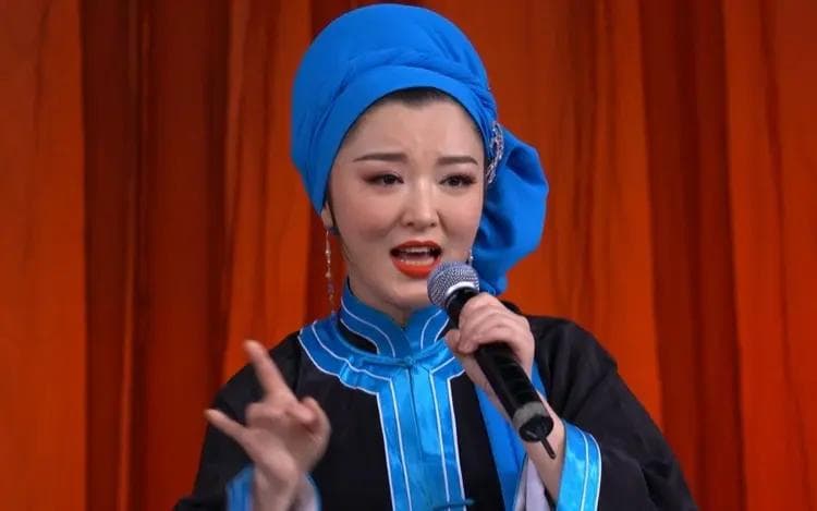 董明珠：吉林省最年轻的二人转“优秀表演艺术家”