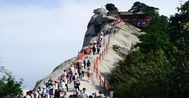 壁立千峰，韵浓人生——《七绝·西岳摩天》赏析
