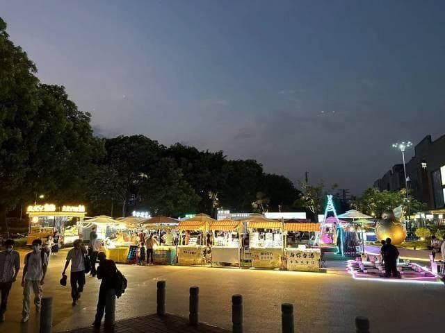 地摊经济AB面：烟火之外，怎么治怎么管？