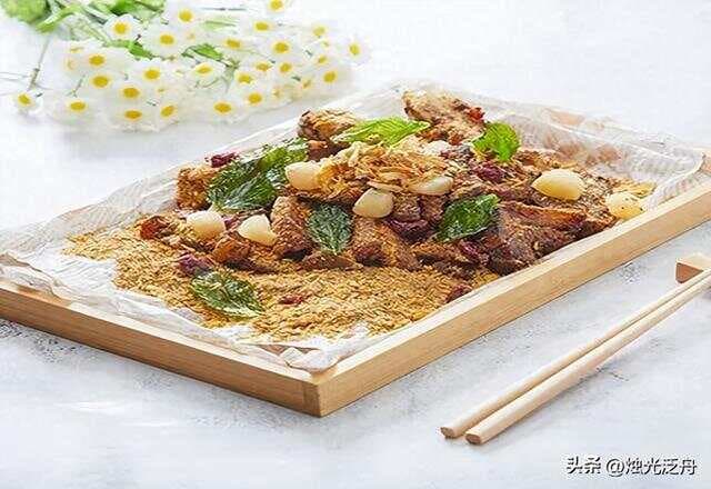 三道特色菜品制作方法：风沙烤全肘、海鲜蜜瓜船、南瓜龙虾烩饭