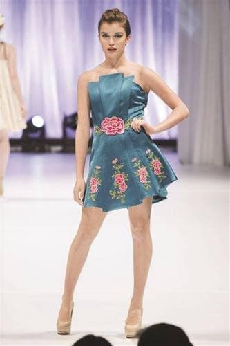 华裔设计师毕业秀惊艳加拿大 将东方元素融入服装设计