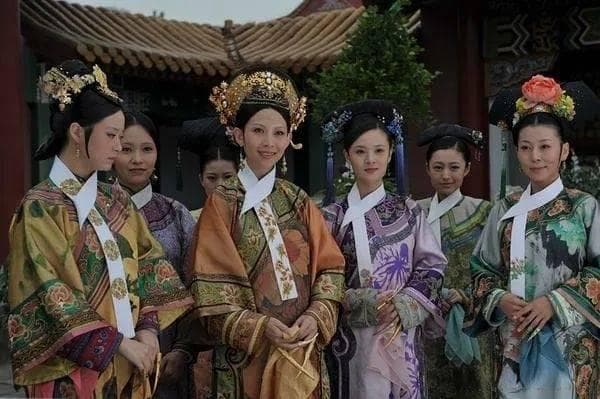 清朝妃子脖子上的白布条，不止是为了好看，主要是为了方便皇上