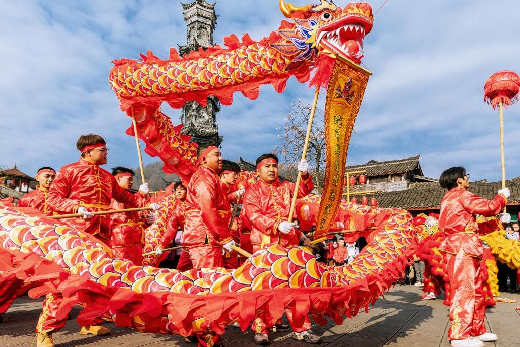 舞龙舞狮：中国传统民俗文化的瑰宝