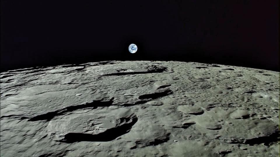 从38万公里外的月球上空看地球，为什么会令人感到恐惧和无助
