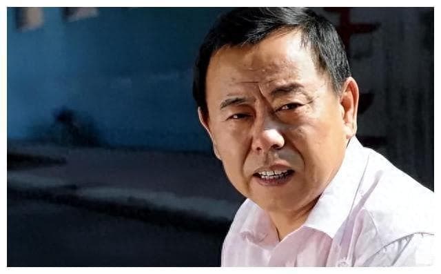 从“国民笑星”到争议不断：潘长江与蔡明的转型之路