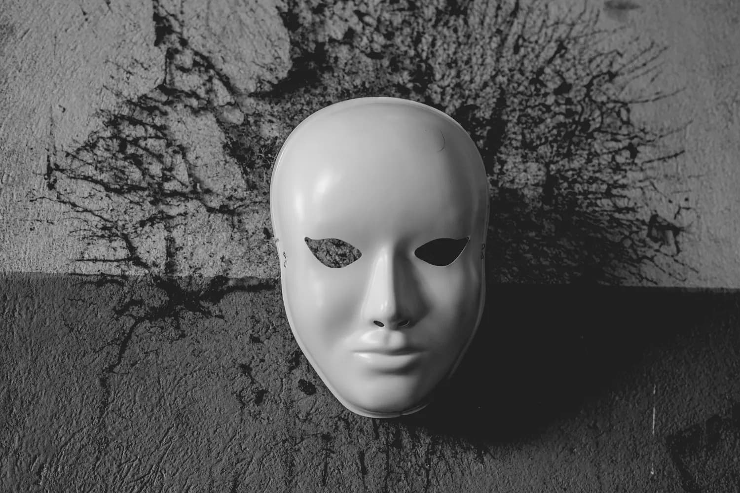 当心！这些人当面一套背后一套，6个特征教你识破虚伪