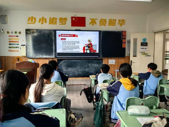 青岛志贤中学初中部开展消防安全演练活动