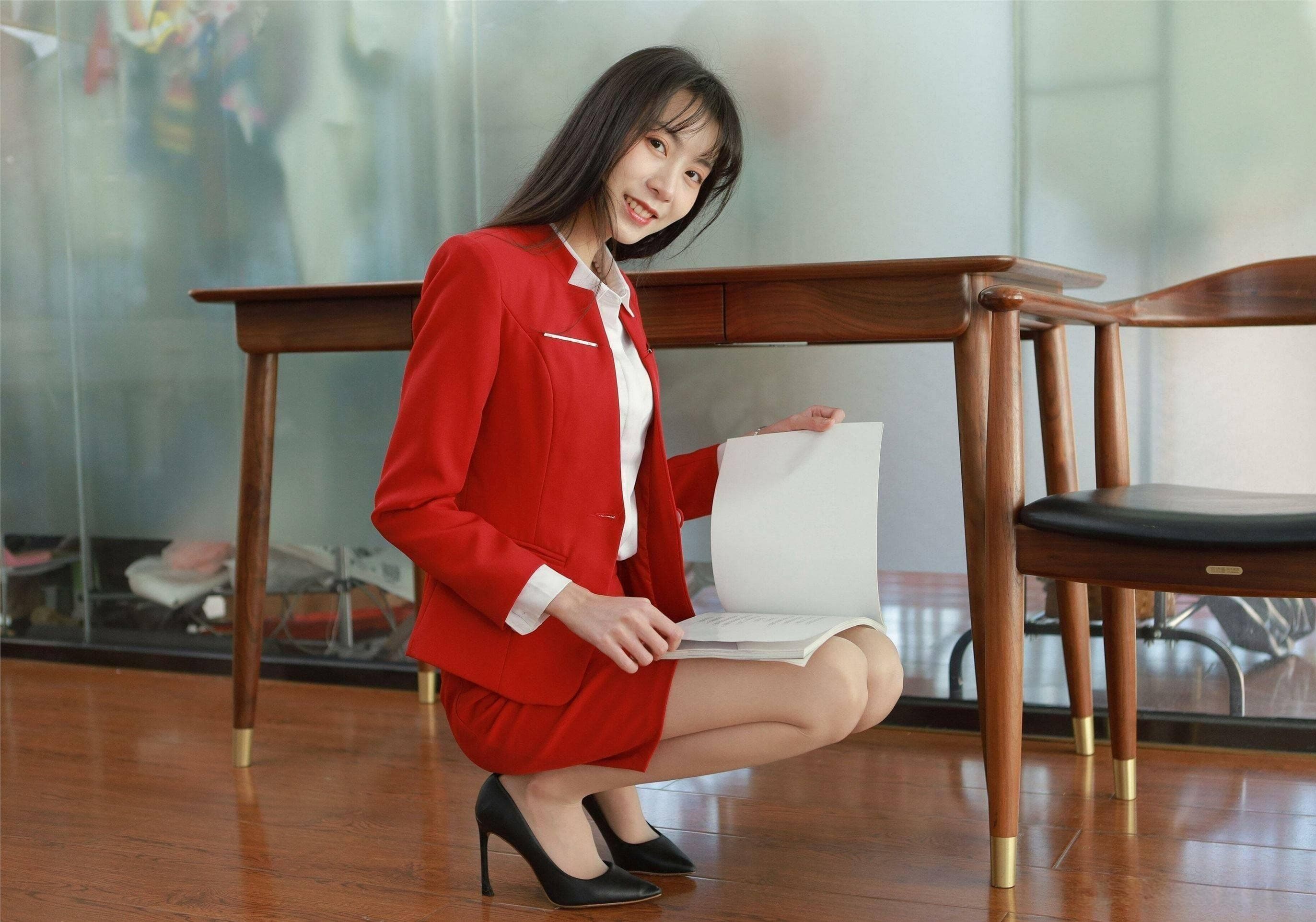 丝袜的历史叙事：从特权象征到大众时尚