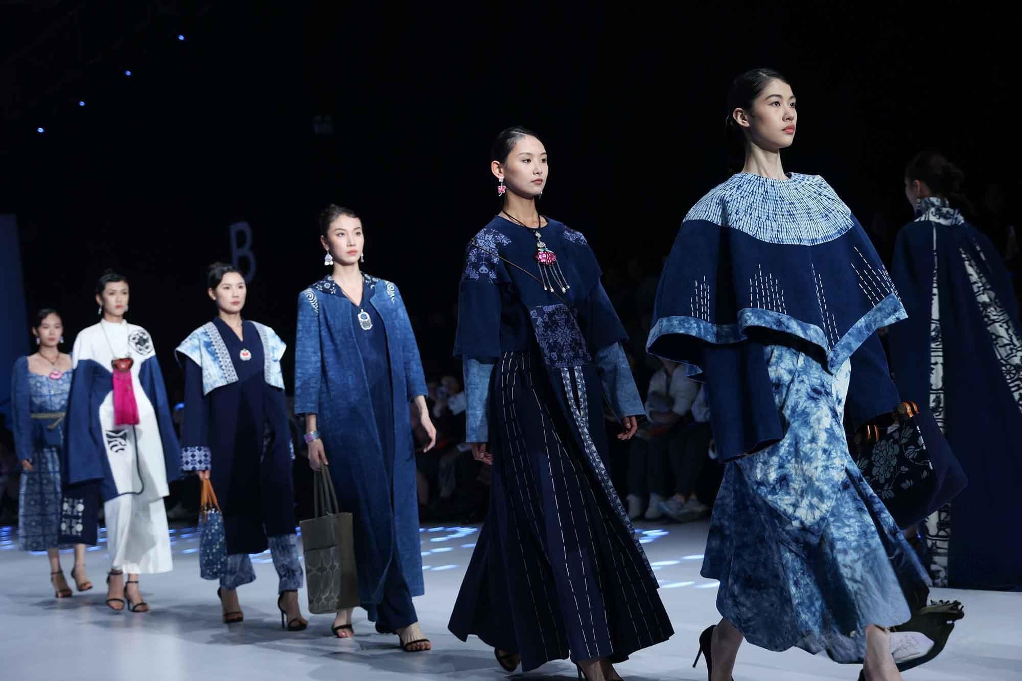 湘西苗族挑花蓝染服饰闪耀武汉时装周