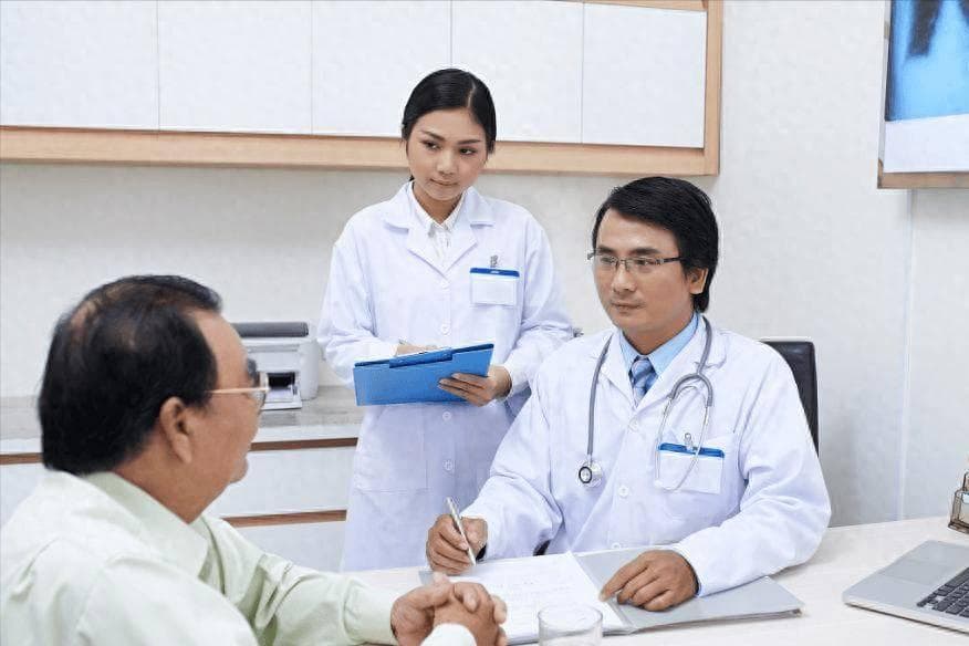 肝脏好不好，看脸就知道？60岁以后，脸上若有这些异常，尽早检查