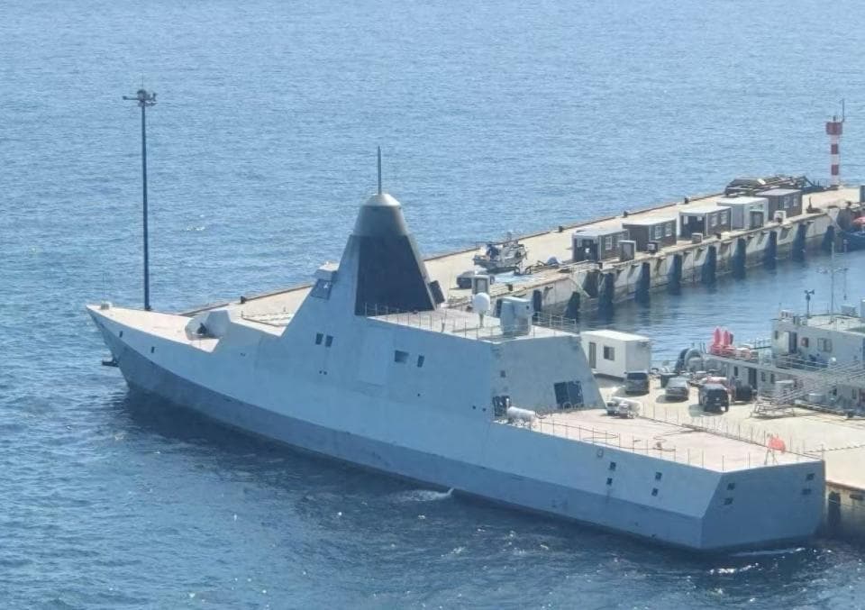 放大10倍就是055B！中国新型隐形舰再曝光：疑似在测试激光武器？