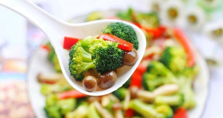 14步掌握蒜香烧菌菇：健康美味的素食佳肴