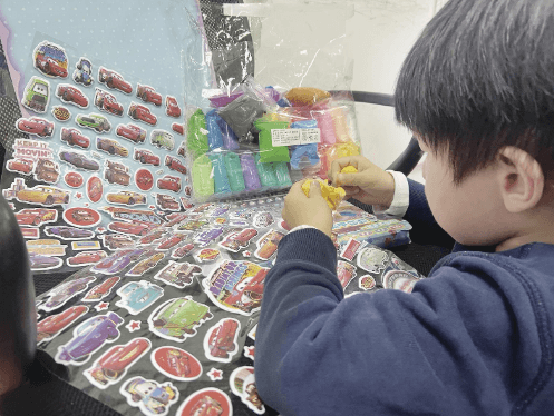 孩子收到"开学礼" 家长担心有隐患