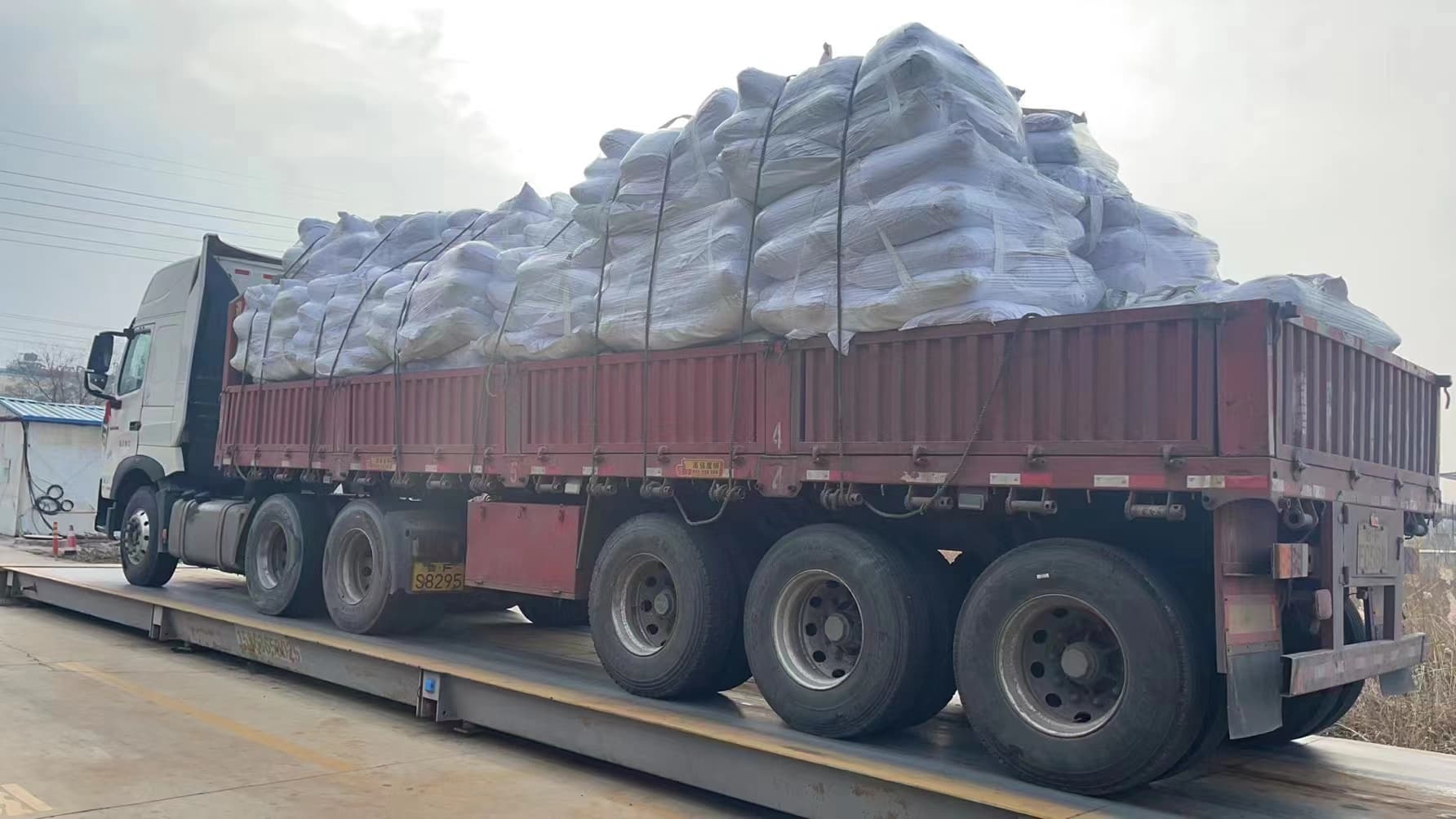 固体三氯化铁：多功能化工原料，广泛应用于多个领域