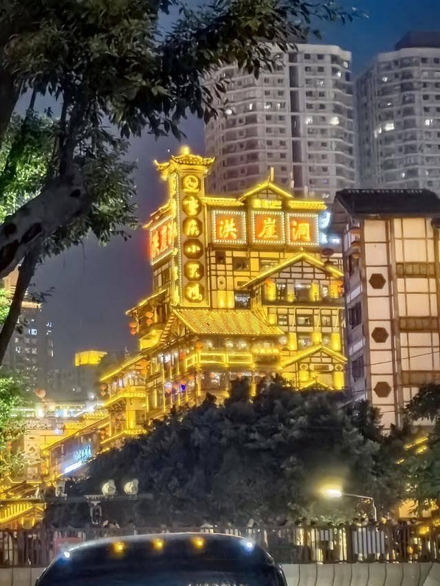 重庆洪崖洞：私人投资打造的文旅新地标