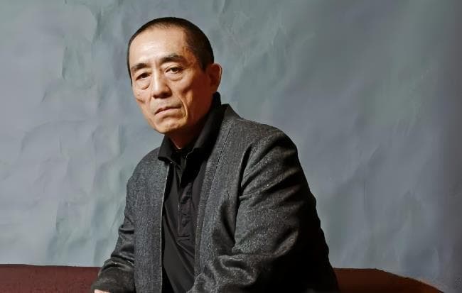 张艺谋，他的电影作品不仅在国内屡获殊荣，更赢得了广泛的关注和赞誉