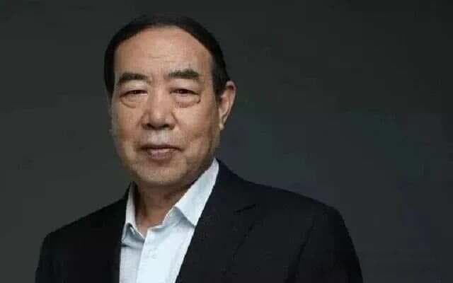 贾平凹功成名就年入百万，为何贪财又吝啬?贾平凹文学巨匠背后的财富观与人生哲思