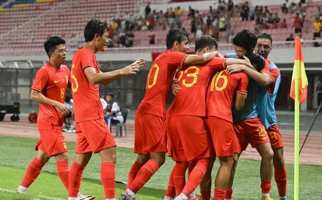 2-1！中国男足又赢了！89分钟绝杀越南，球迷却开心不起来