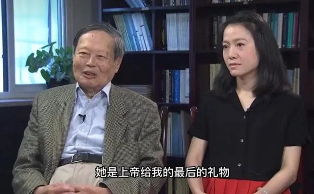 杨振宁携48岁翁帆度过102岁生日，曾称“她是上帝给我最后的礼物”