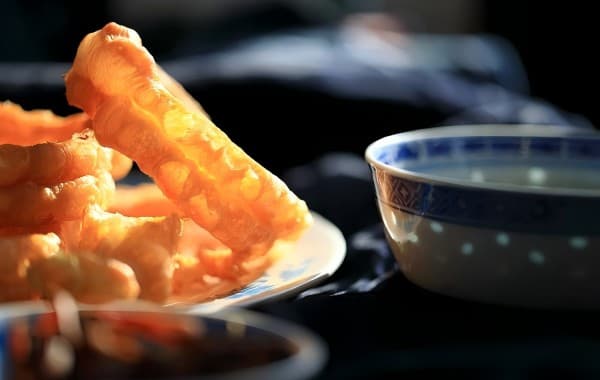 豆汁儿配焦圈：北京传统小吃的制作与搭配