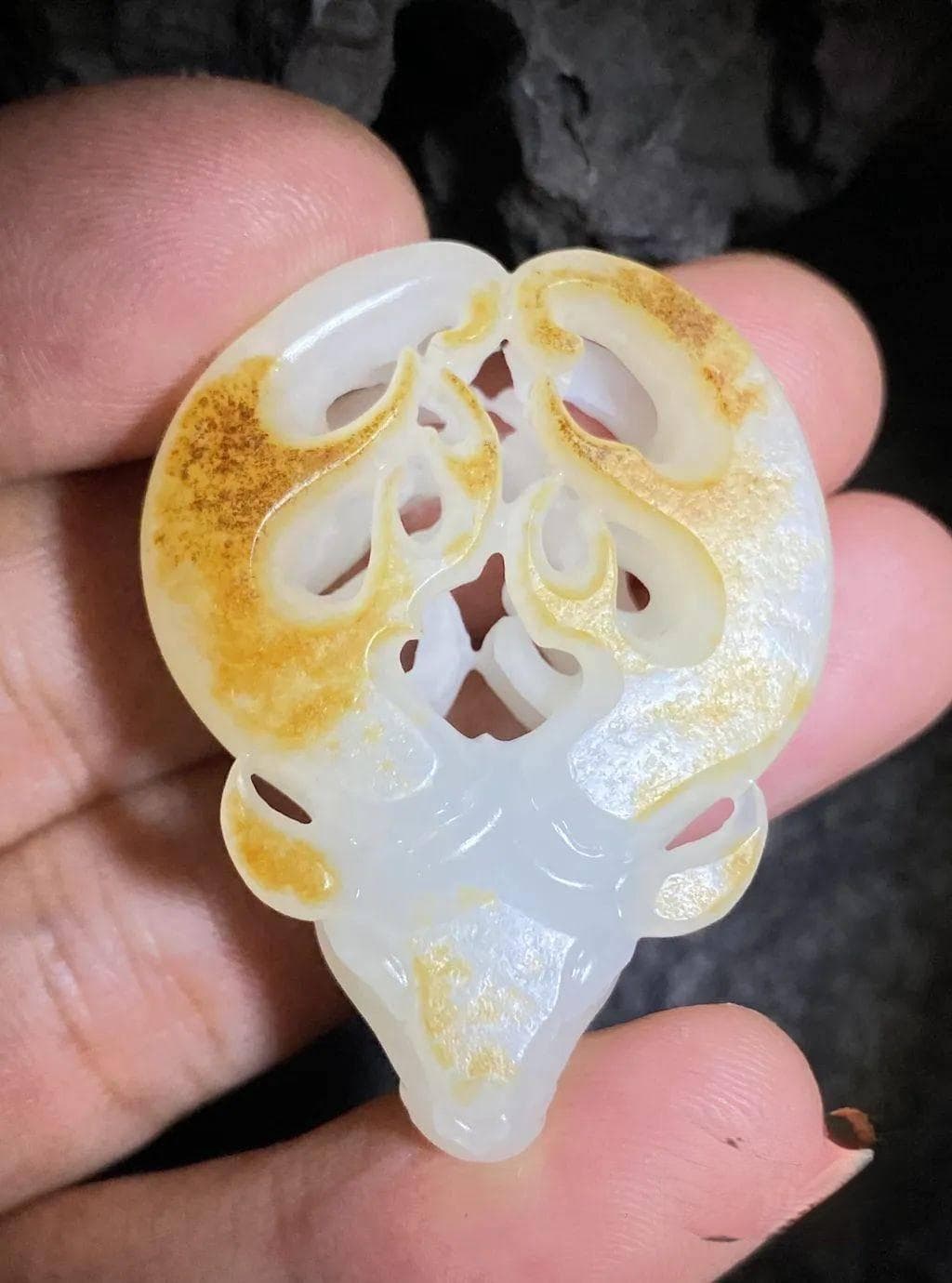 当代玉器的机雕与手工雕刻