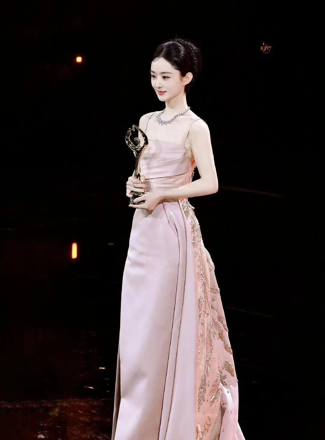 赵丽颖获2024微博之夜Queen称号，裸粉长裙演绎“less is more”