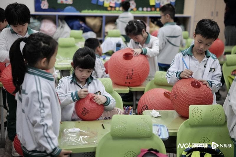 高个子学生“窝”在矮课桌里学习？广州中小学有解法吗