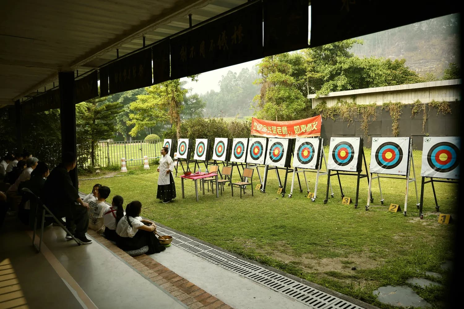 双胞胎姐妹花：射箭场上的追梦人
