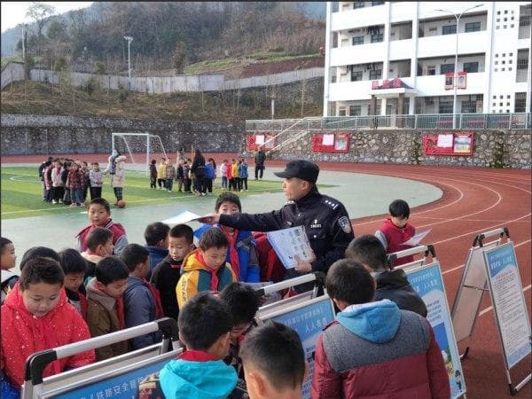 南京铁路公安进校园：一堂别开生面的寒假安全教育课