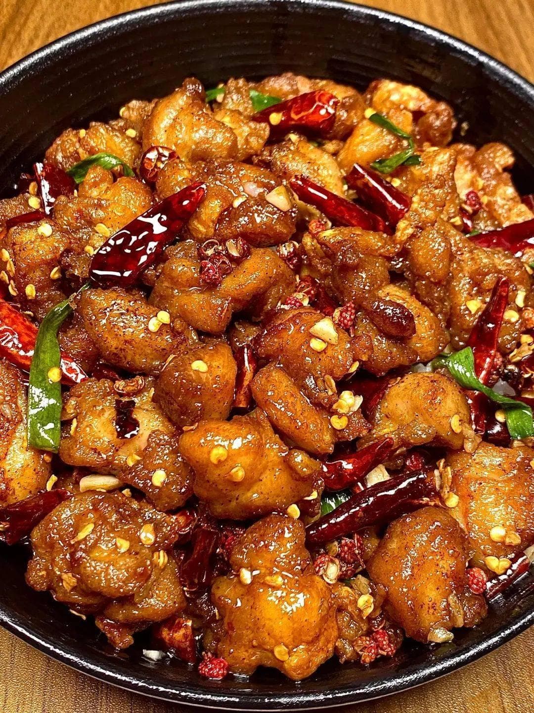 辣子鸡丁，鸡腿肉外酥里嫩，每一口都散发着麻辣鲜香，嘎嘎炫不停