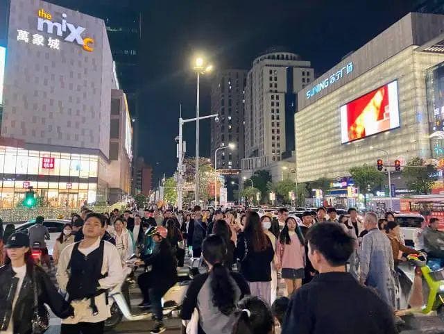 “两大盛会”余韵绕城，夜市旺，“烟火”浓，人气盛