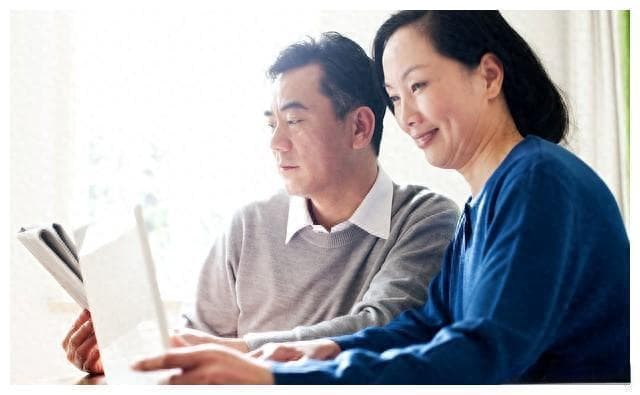 中年夫妻关系中的沟通技巧：三种话语让老公更心疼你！